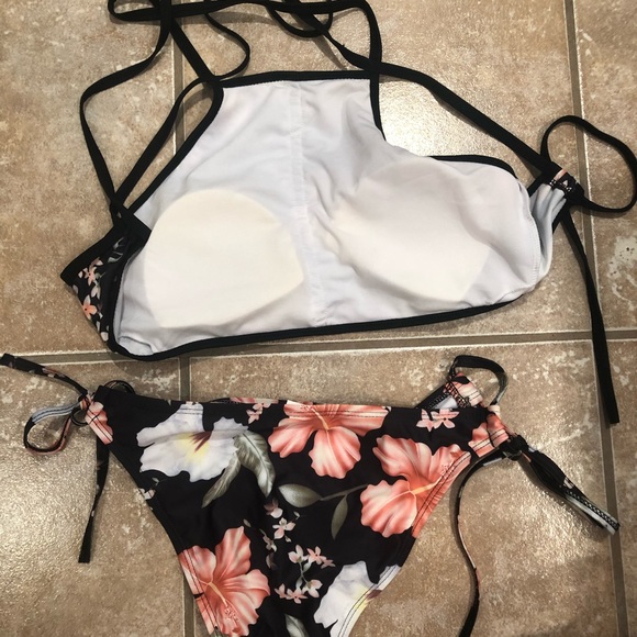 Bathing suit - Picture 3 of 4